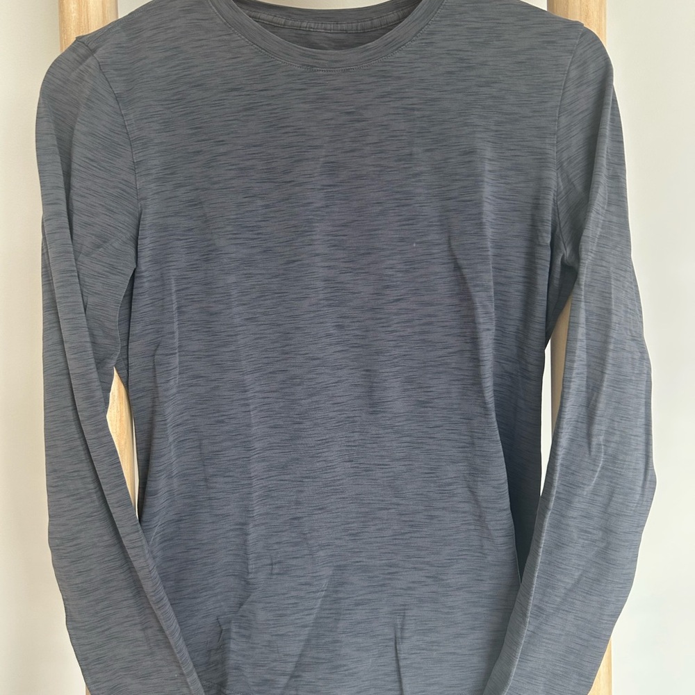 NWOT - LuluLemon women’s Gray Long Sleeve Shirt size 6
